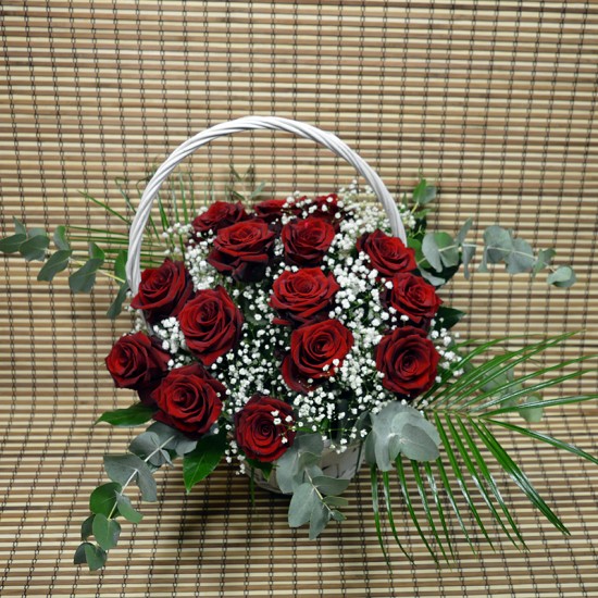 Кошница с 15 червени рози